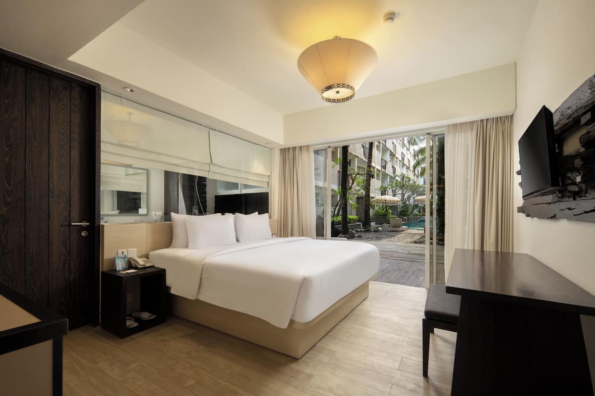 Pool Side Grand Deluxe Room | Hochwertige Bettwaren, Minibar, Zimmersafe, Schreibtisch