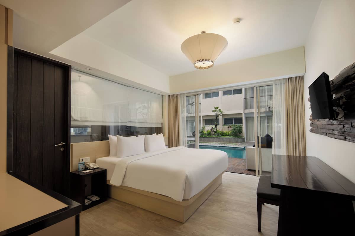 Grand Premier with Pool Access | 迷你吧、房內夾萬、書桌、遮光窗簾/窗簾