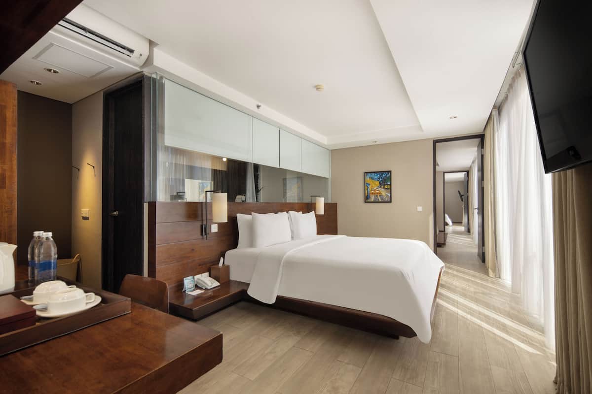 Two Bedroom Suite | 迷你吧、房內夾萬、書桌、遮光窗簾/窗簾