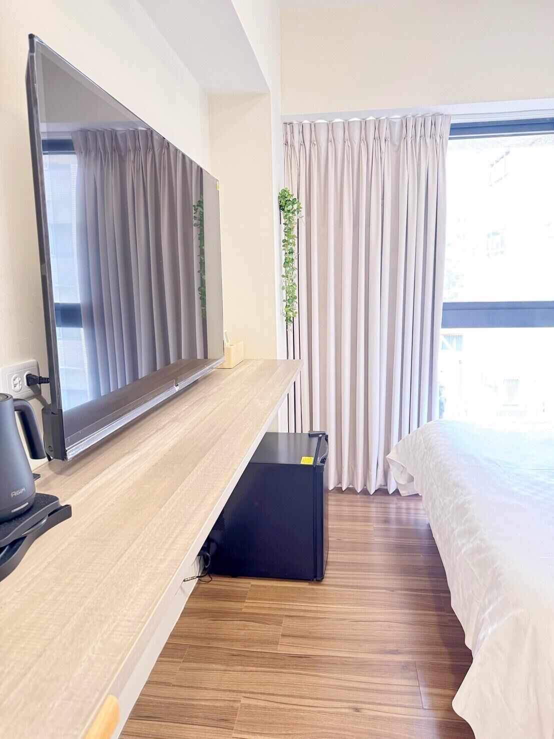 Quarto casal standard | Roupas de cama premium, edredons de pluma, escrivaninha