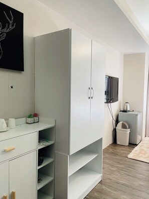 Dobbeltrom – standard | Sengetøy av topp kvalitet, dundyner, individuelt dekorert og skrivebord