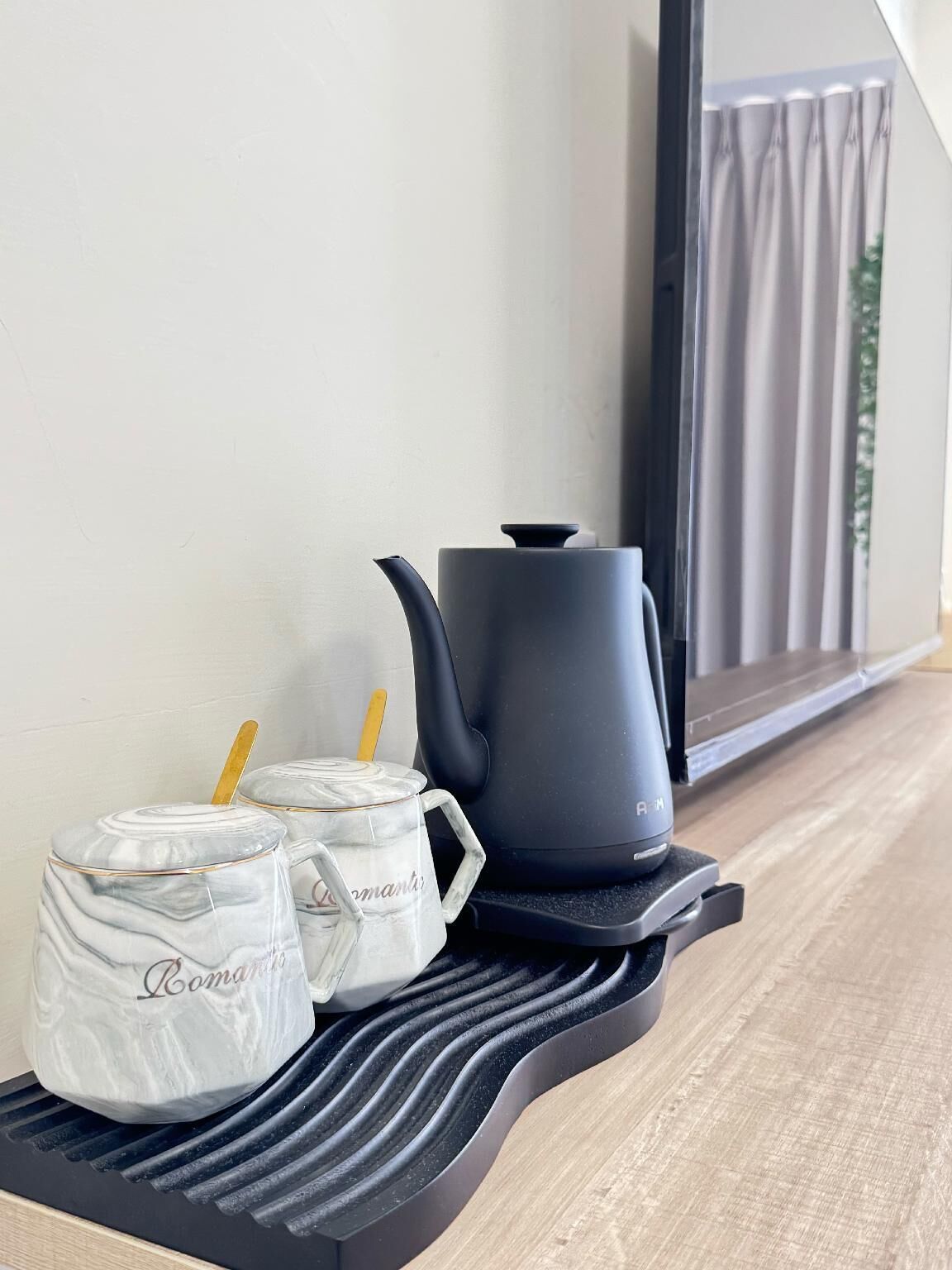 Dobbeltrom – standard | Sengetøy av topp kvalitet, dundyner, individuelt dekorert og skrivebord