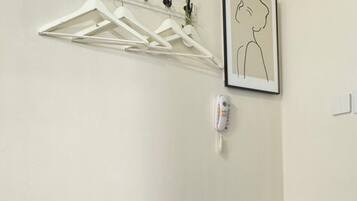 Habitación triple | Ropa de cama de alta calidad, edredón y decoración personalizada