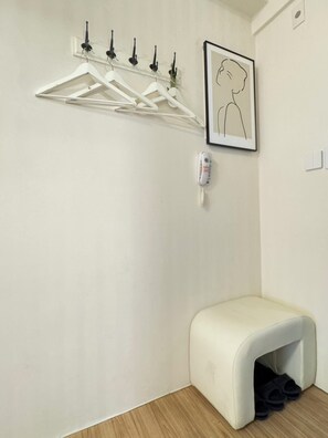 Værelse til 3 personer | Premium-sengetøj, dundyner, individuelt design, skrivebord