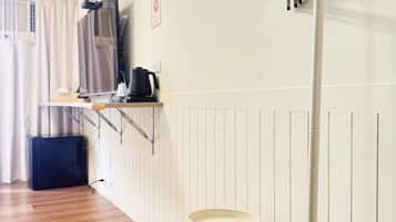 Dobbeltrom – standard | Sengetøy av topp kvalitet, dundyner, individuelt dekorert og skrivebord