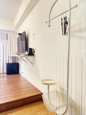 Dobbeltrom – standard | Sengetøy av topp kvalitet, dundyner, individuelt dekorert og skrivebord