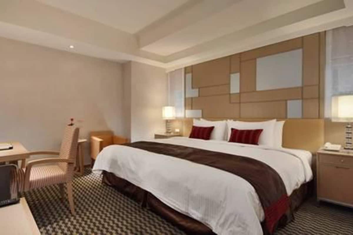 Premium bedding, down duvets, minibar, in-room safe