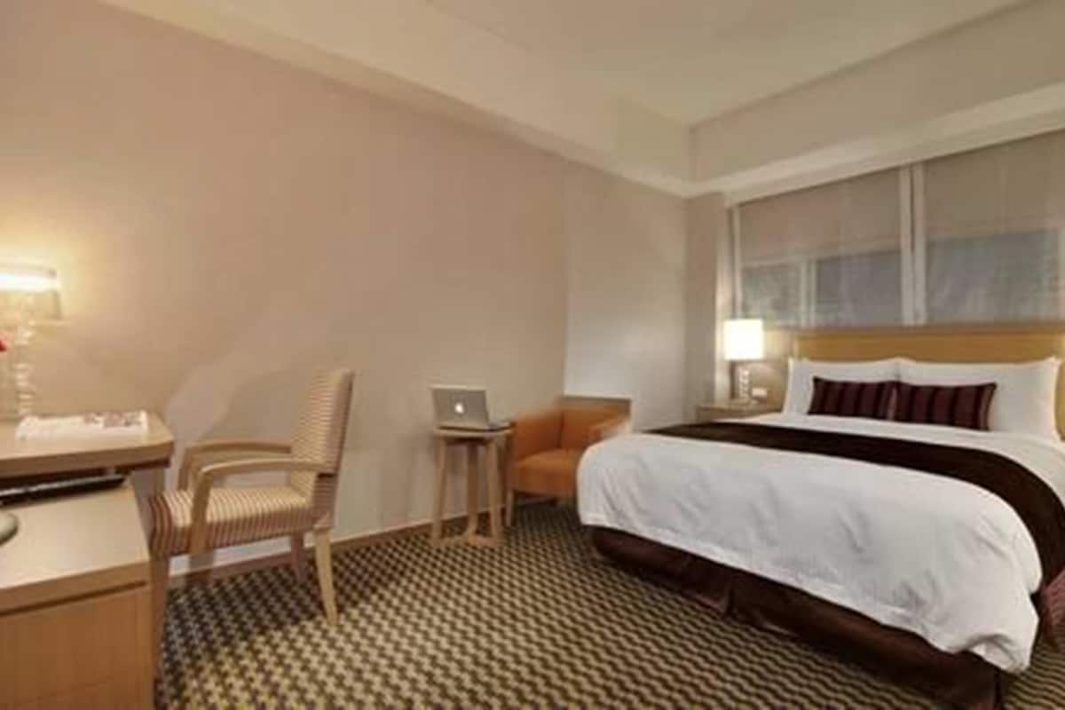 Premium bedding, down duvets, minibar, in-room safe