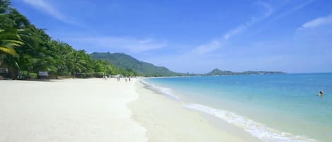 บนชายหาด