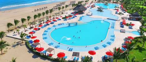 Een buitenzwembad, parasols voor strand/zwembad