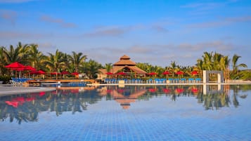 Una piscina al aire libre, sombrillas