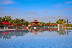 Outdoor pool, pool umbrellas - Royal Decameron Punta Sal (Canoas de Punta Sal)