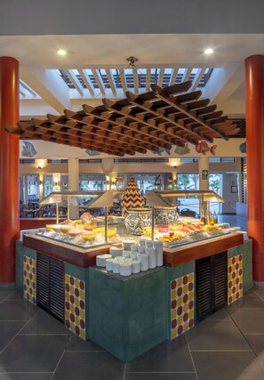 Free daily buffet breakfast - Royal Decameron Punta Sal (Canoas de Punta Sal)