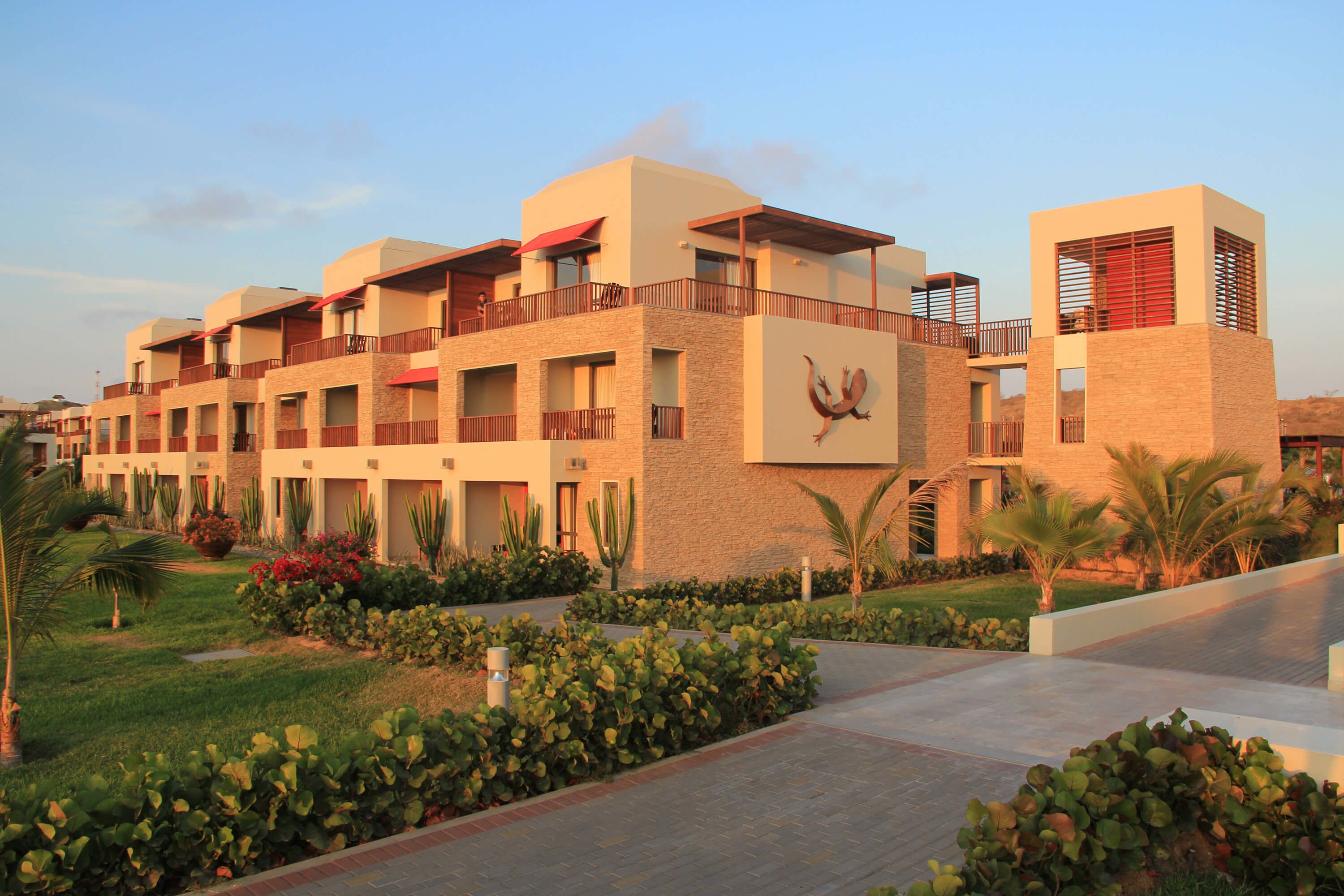 واجهة المنشأة - في المساء/الليل