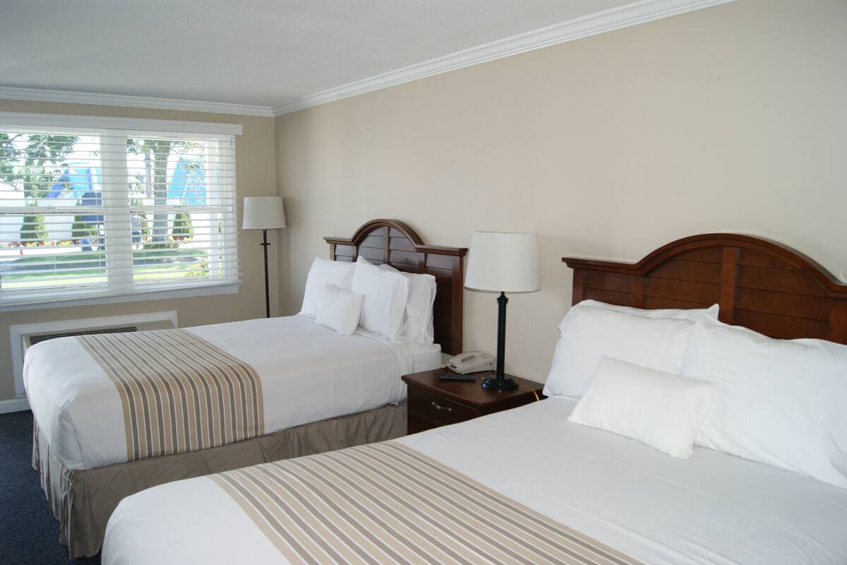 Standard Double @ 512 Main St - Includes Four Entire Park Passes | Pillowtop beds, iron/ironing board, WiFi (free), bed sheets