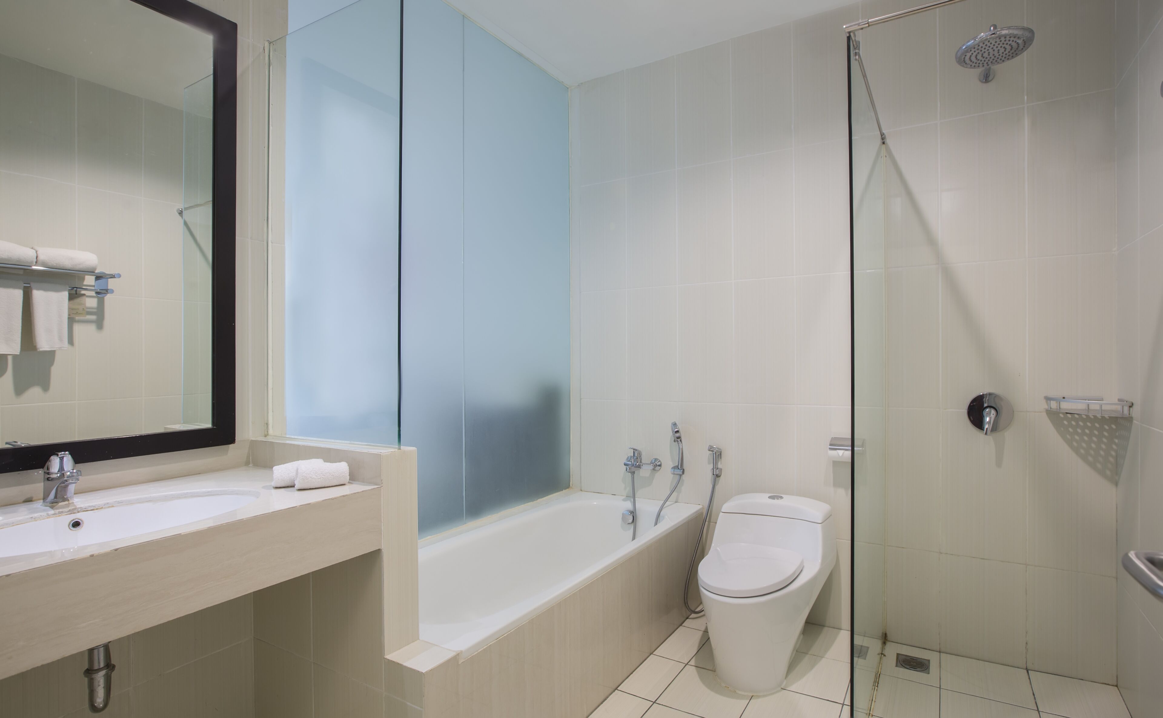 Un baño moderno con bañera, inodoro y ducha.
