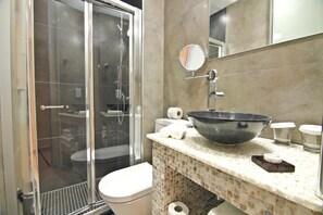 Dusche, kostenlose Toilettenartikel, Haartrockner, Handtücher
