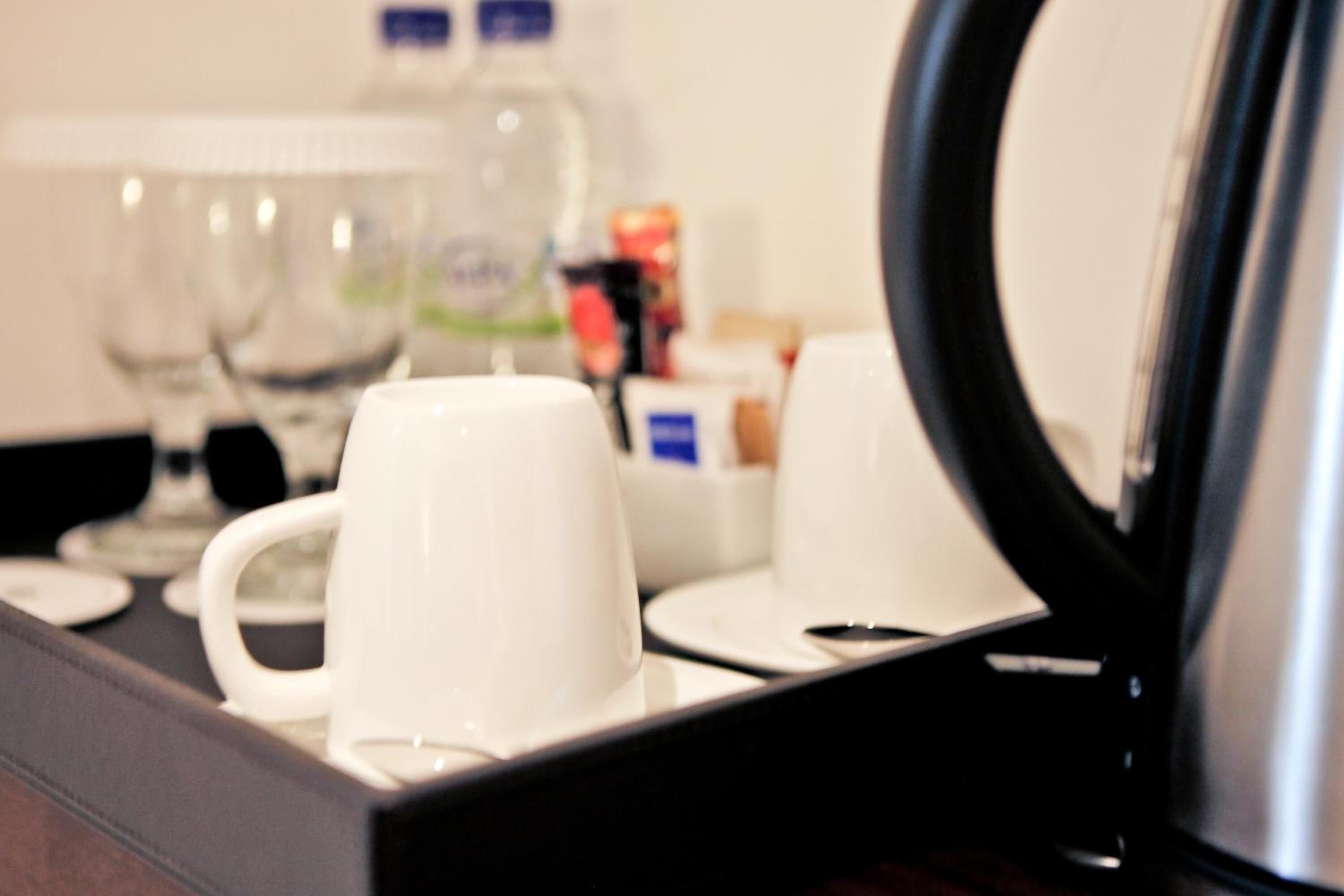 fridge, coffee/tea maker