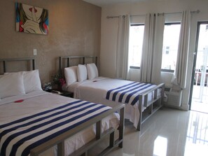 Habitación Deluxe doble, 2 camas dobles | Ropa de cama de alta calidad y colchones con acolchado adicional