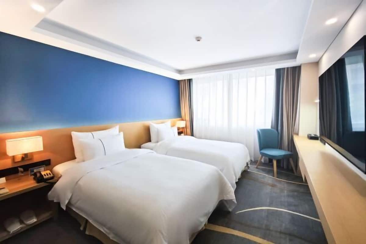 Caja de seguridad en la habitación y escritorio