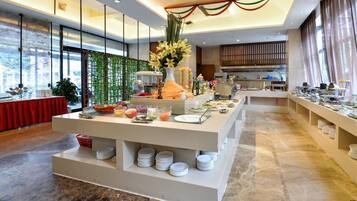 Daily buffet breakfast (CNY 68 per person)