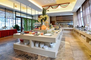 Se ofrece un desayuno bufé (68 CNY por persona)