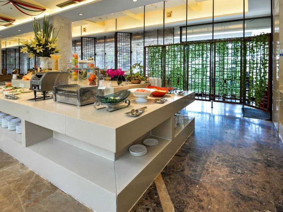 2 restaurants, breakfast, lunch, dinner served; Chinese cuisine