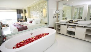 Quarto luxo, 1 quarto, vista para o jardim | Frigobar, cofres nos quartos, escrivaninha