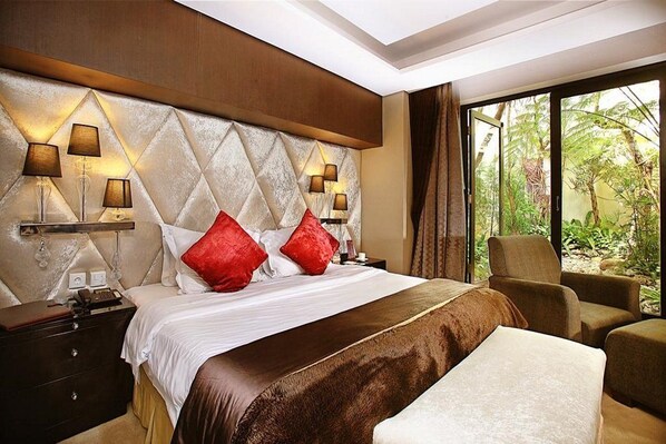 Minibar, Zimmersafe, Schreibtisch, laptopgeeigneter Arbeitsplatz