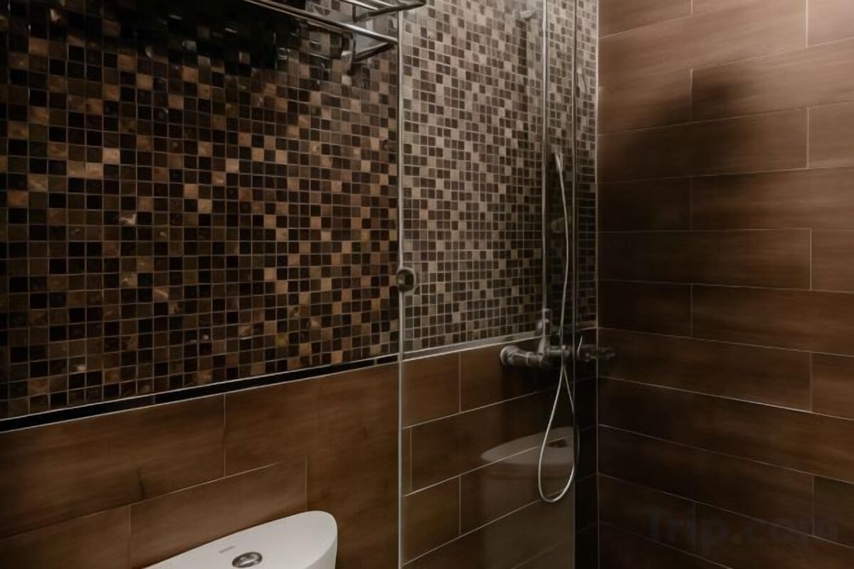 Baño | Regadera, amenidades de baño gratuitas, secadora de cabello, pantuflas 