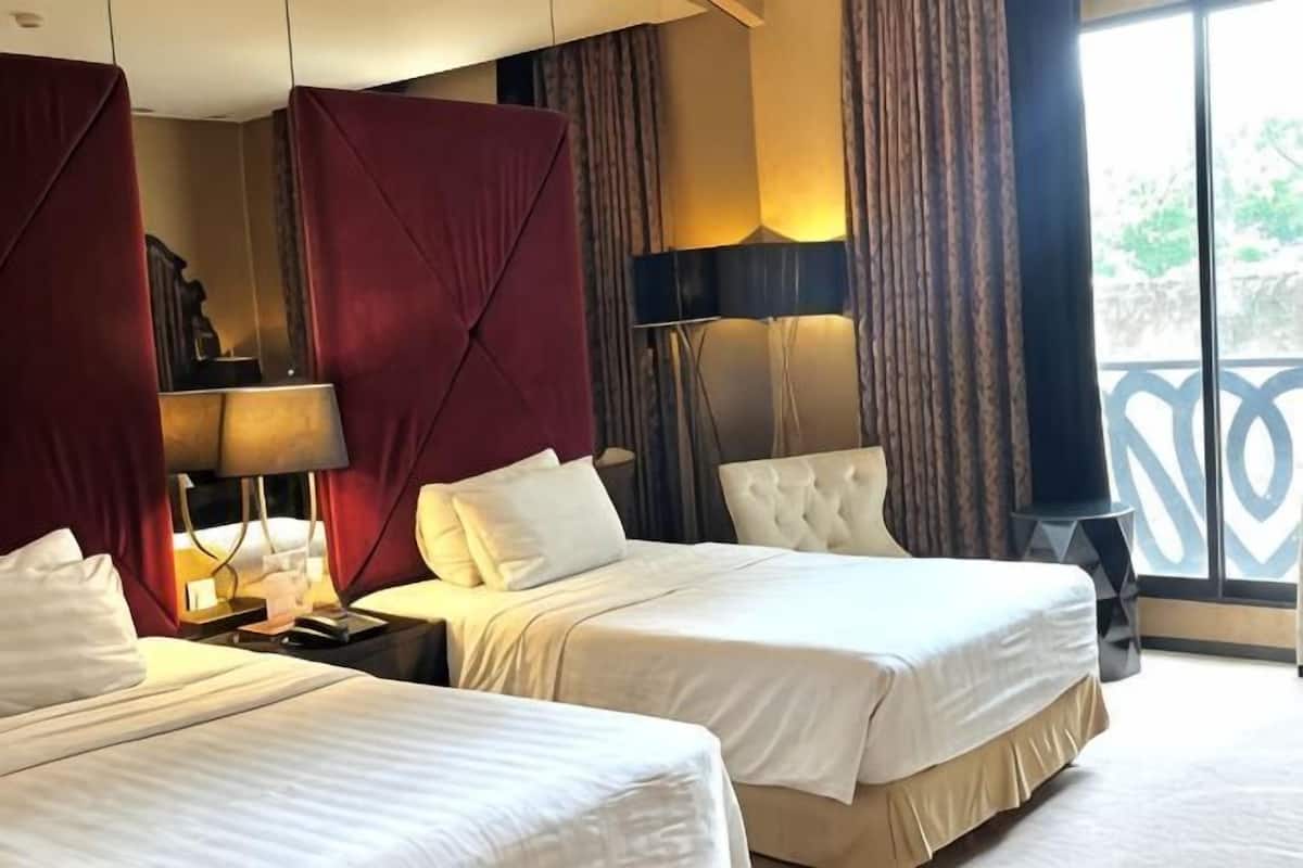 Minibar, caja de seguridad en la habitación y escritorio