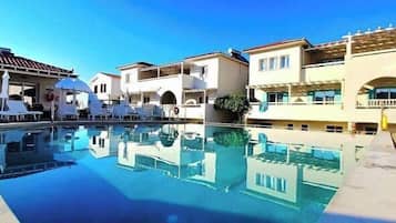 Piscine extérieure, parasols de plage, chaises longues