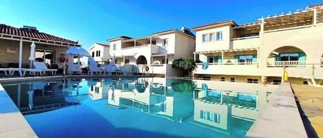 Outdoor pool, pool umbrellas, sun loungers