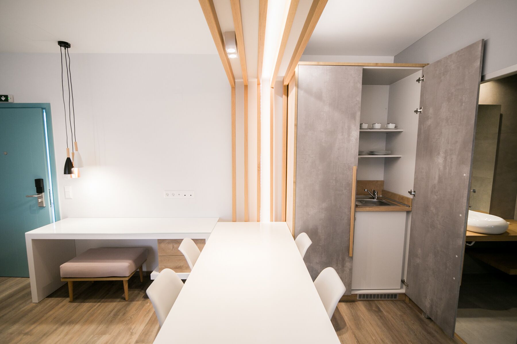 Una cocina moderna con un lavamanos integrado, armarios de madera y una encimera.