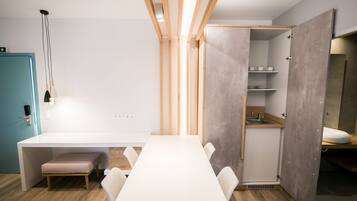 Una cocina moderna con un lavamanos integrado, armarios de madera y una encimera.