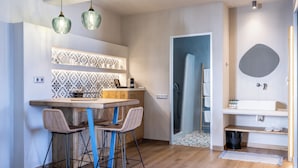 Suite – deluxe | Oppholdsområde | En 20-tommers Flatskjerm-TV med digitale kanaler samt TV
