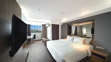 Executive Suite | Premium bedding, pillowtop beds, minibar, in-room safe