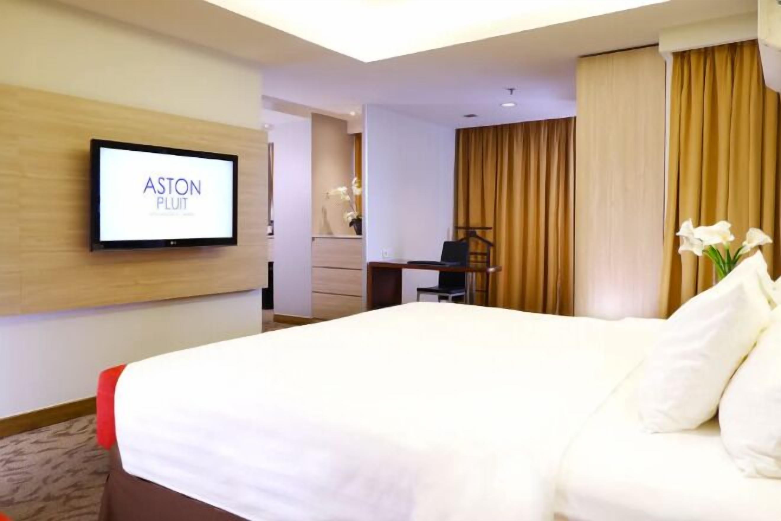 Premium bedding, pillowtop beds, minibar, in-room safe