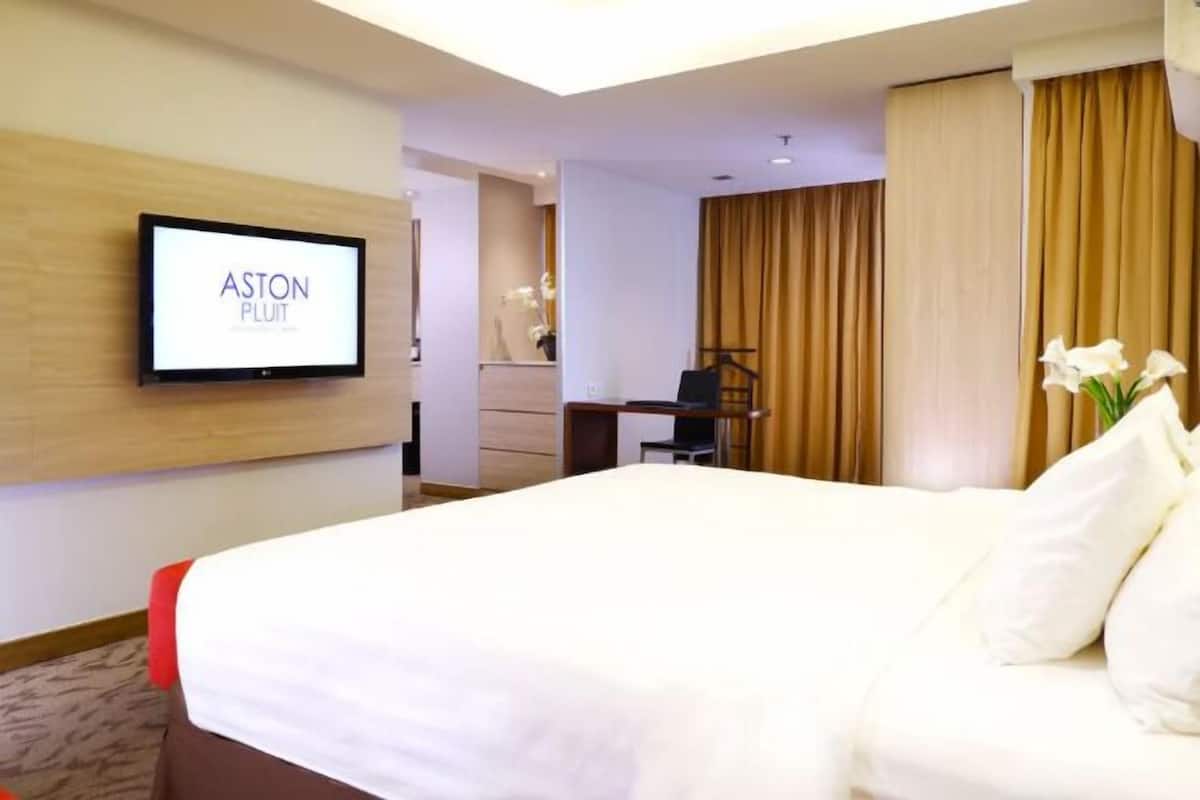 Premium bedding, pillowtop beds, minibar, in-room safe