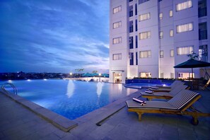 Outdoor pool - Aston Pluit Hotel & Residence (Jakarta)
