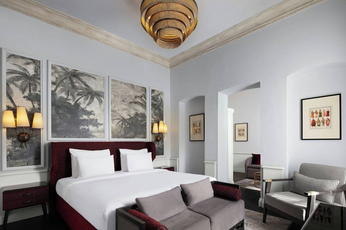 Suite, 1 Tempat Tidur King dengan tempat tidur Sofa | Seprai premium, selimut bulu angsa, bantalan ekstra lembut, dan minibar