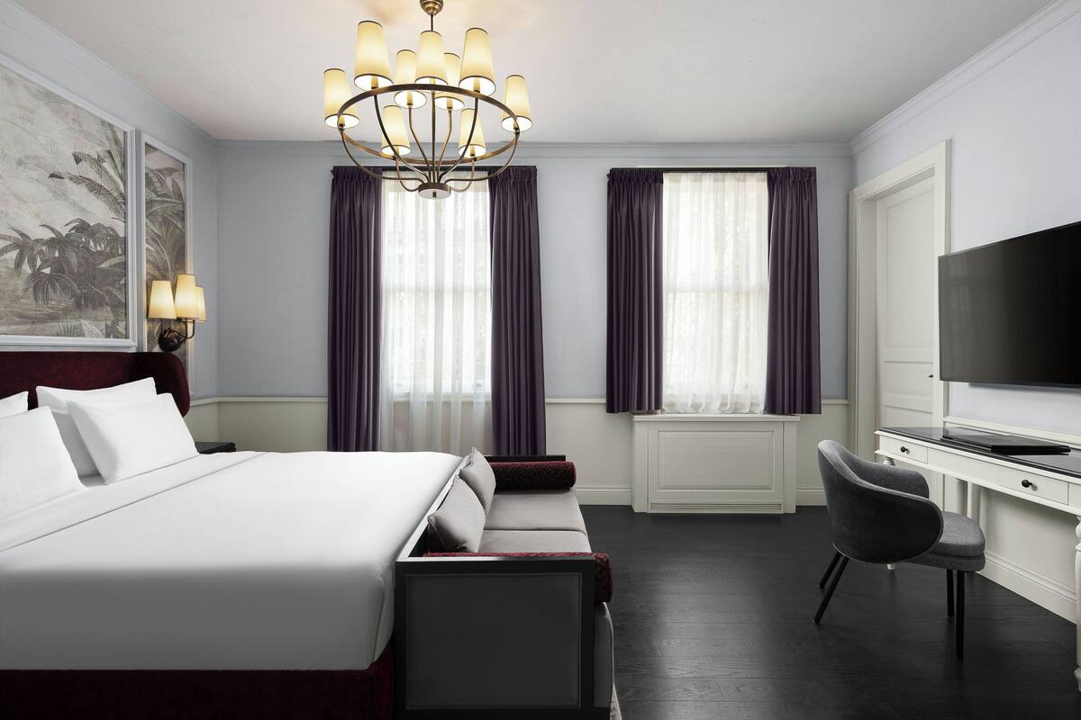Kamar Deluks, 1 Tempat Tidur King | Seprai premium, selimut bulu angsa, bantalan ekstra lembut, dan minibar