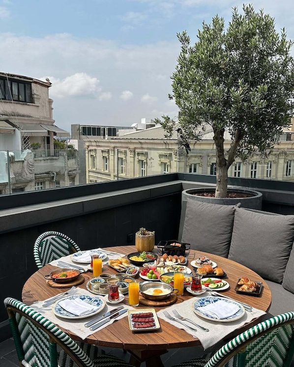 Se sirven desayunos, comidas y cenas con mesas al aire libre