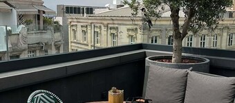 Adahan DeCamondo Pera, Autograph Collection