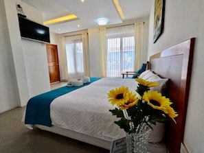 Down comforters, bed sheets - Hostal Loja (Puerto Villamil)