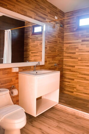 Bathroom | Shower, rainfall showerhead, free toiletries, towels - Hostal Loja (Puerto Villamil)