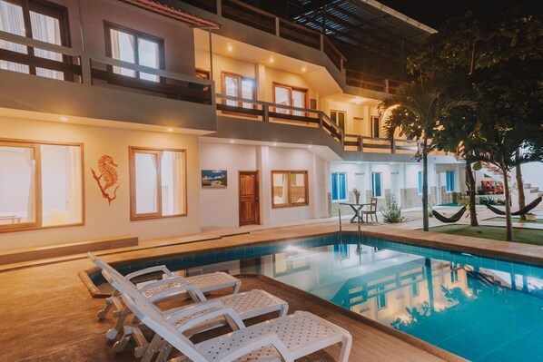 Außenpool, geöffnet von 10:00 Uhr bis 20:00 Uhr, Liegestühle