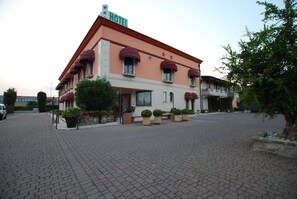 Front of property - Albergo Lenotel (Leno)