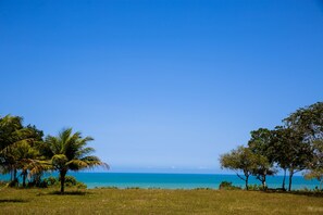 Ubicación cercana a la playa y toallas de playa