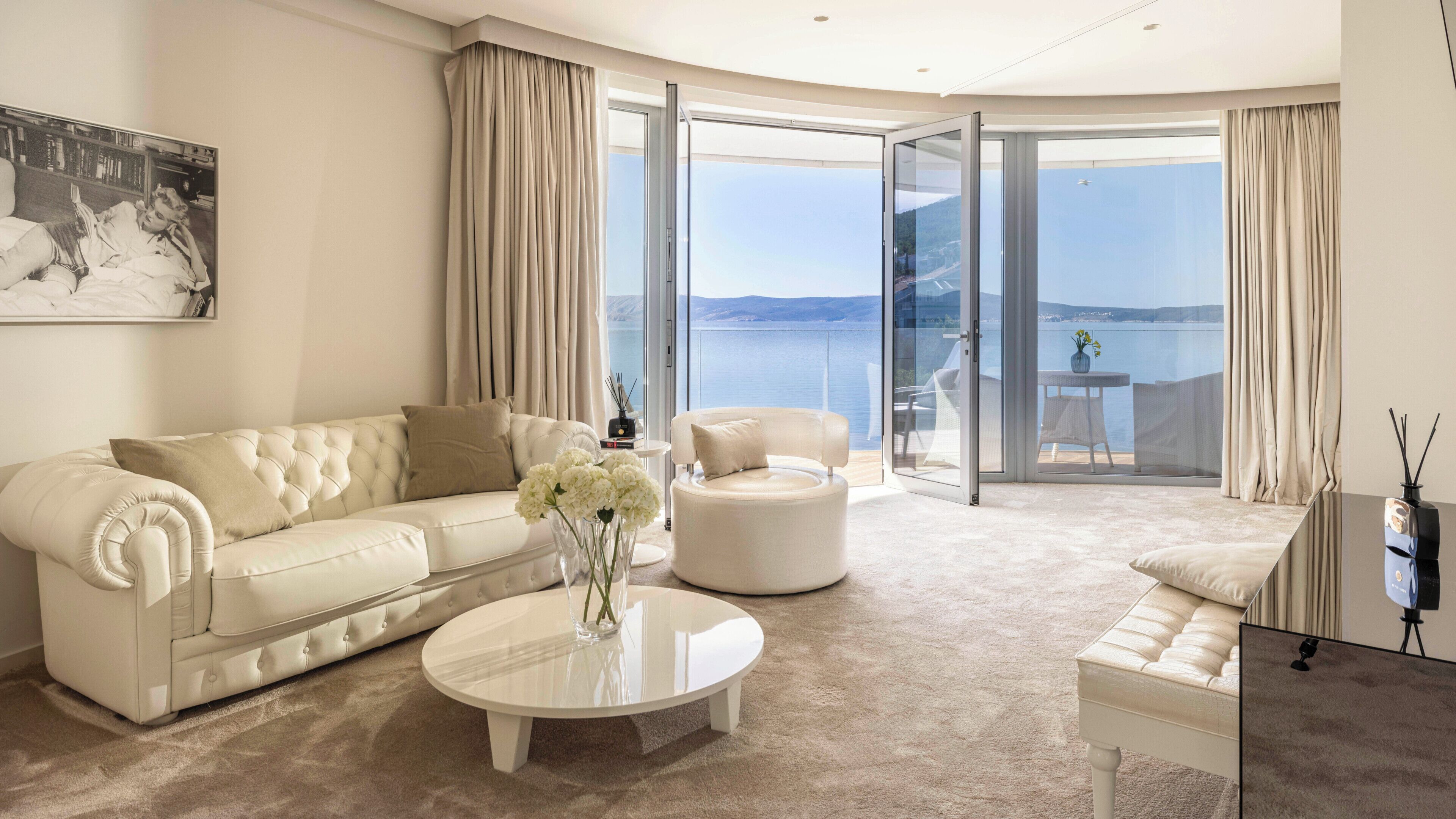 Deluxe Suite | Living area | 61-cm TV with satellite channels